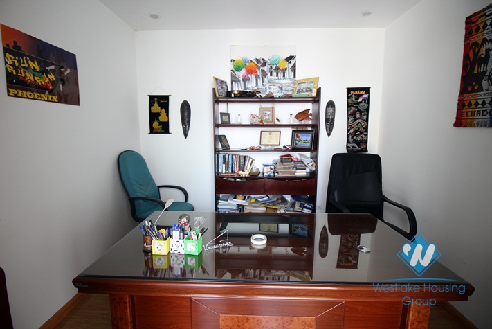 Spacious house with open living room and nice bathrooms to rent in Ciputra